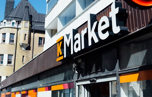 logomarca kmarket em fachada de supermercado