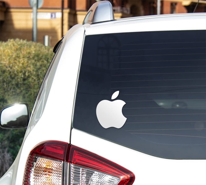 adesivo apple aplicado em um veiculo