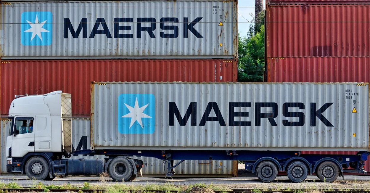 logotipo caminhao transportadora logistica maersk