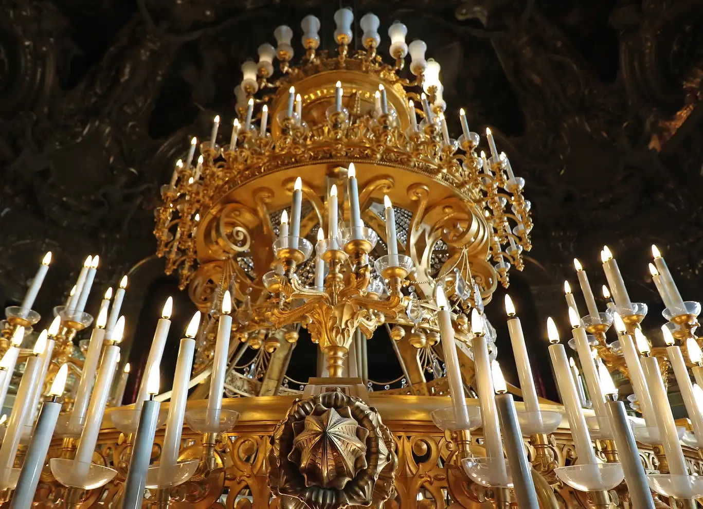 candelabros que adornam a imponente estrutura do lustre da Ópera Garnier